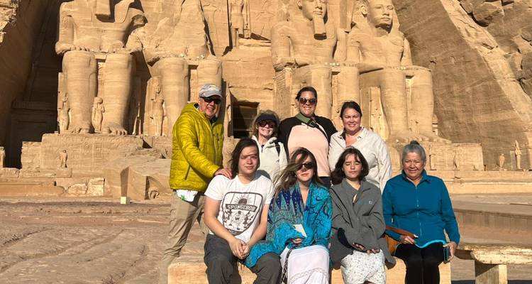 Groep die in een rij staat te glimlachen naar de camera voor Abu Simbel.