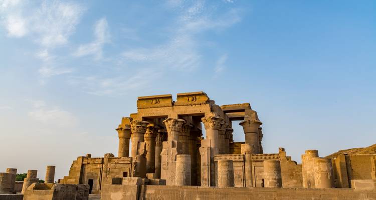 The translation from English to Dutch is:

**Kom Ombo Tempel onder blauwe hemel**

Note: "Kom Ombo" is a proper noun (the name of the temple/location in Egypt) so it remains the same in Dutch.