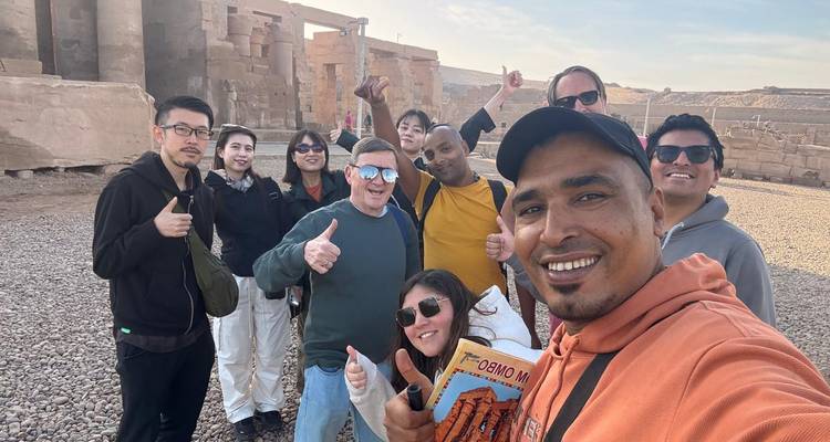 Gids maakt vrolijk selfie met rondleiding groep voor de oude tempelpuin van Kom Ombo