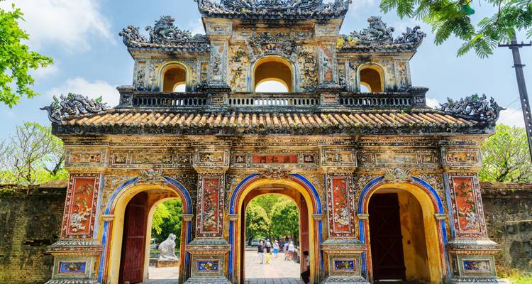 Ein kunstvoll verziertes Tor, das zu einer historischen Stätte führt.