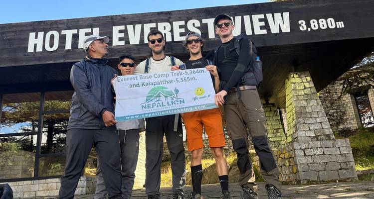 Des randonneurs à l'hôtel Everest View avec un panneau.