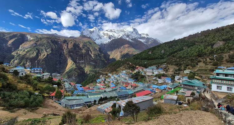 Vue panoramique de Namche Bazar avec des montagnes enneigées.