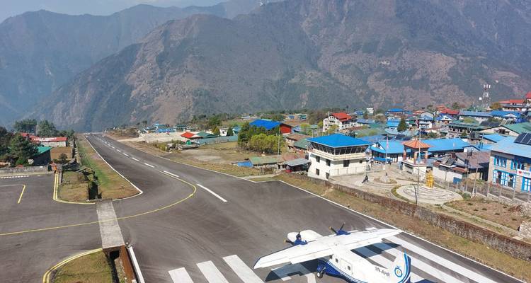 Piste d'atterrissage de l'aéroport de Lukla et le village environnant.