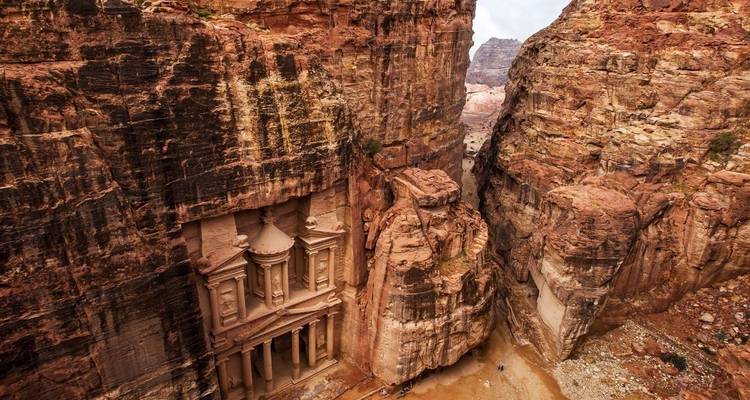 Luchtfoto van Petra's Schatkamer genesteld tussen hoge rotskloven.