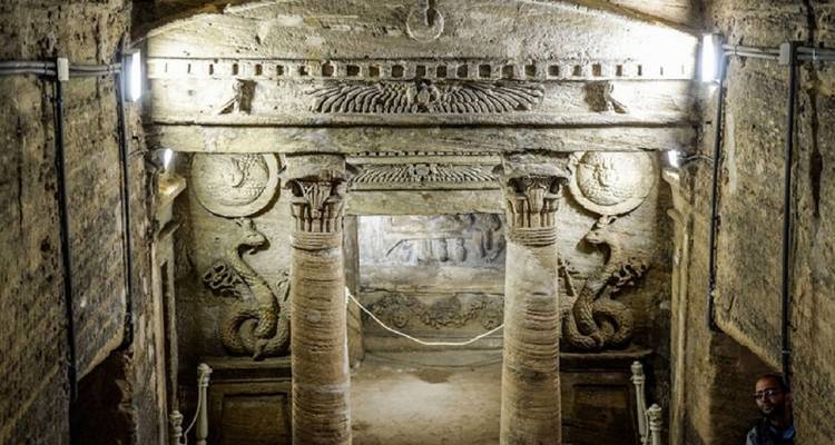 Catacombes historiques avec colonnes et sculptures anciennes.