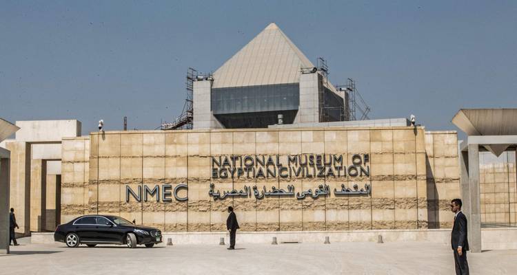 Eingang des Nationalen Museums der Ägyptischen Zivilisation mit Menschen, die umhergehen.
