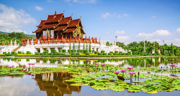 Tempel an einem Teich mit blühenden Lotusblüten in Chiang Mai.