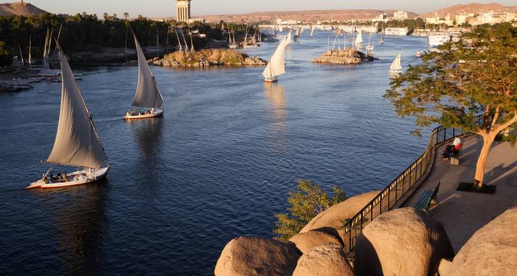 Schilderachtig uitzicht op zeilboten op een rivier omgeven door het stedelijke landschap.