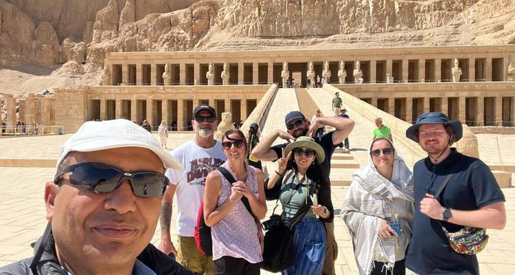 Un grupo de turistas posando frente al Templo de Hatshepsut.