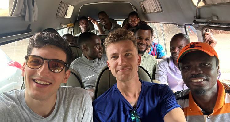 Des personnes assises dans un véhicule se préparant possiblement pour un voyage.