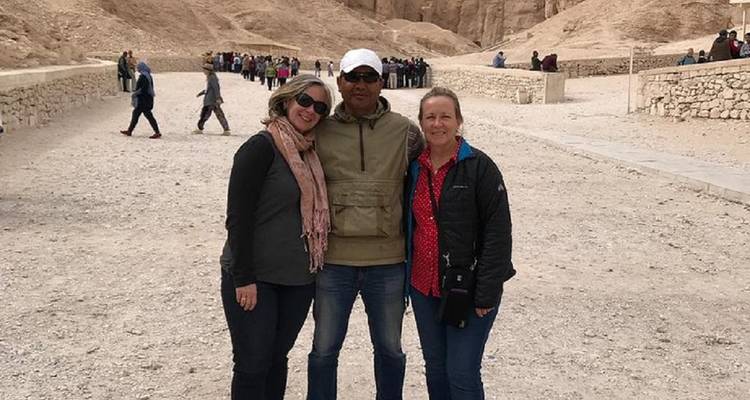 Drie toeristen bij de ingang van een archeologische vindplaats.