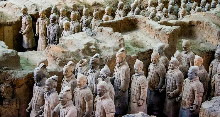 Filas de Guerreros de Terracota de tamaño natural se encuentran de pie en trincheras excavadas dentro del sitio arqueológico de Xi'an.