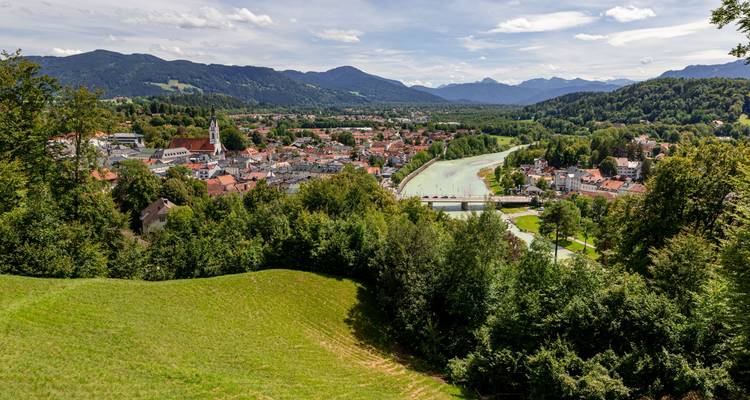 Vue sur une ville avec des montagnes et une rivière.