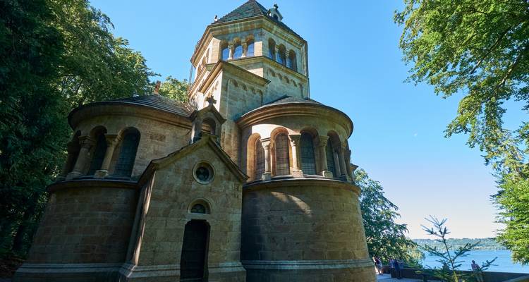 Historische Rotunde in einem bewaldeten Gebiet an einem See.