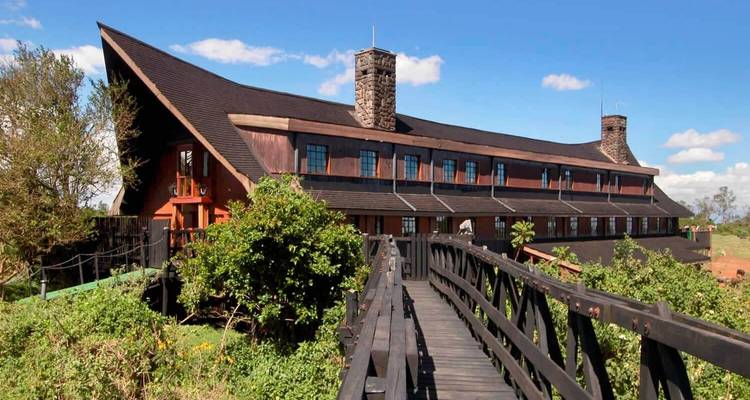 Lodgegebäude umgeben von üppiger Vegetation.