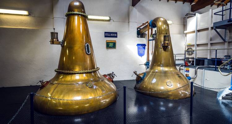 Alambics en cuivre brillant à l'intérieur d'une distillerie de whisky écossaise traditionnelle