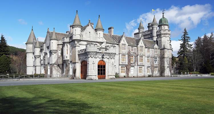 Grande façade du château de Balmoral avec ses tourelles se détachant sur un ciel bleu