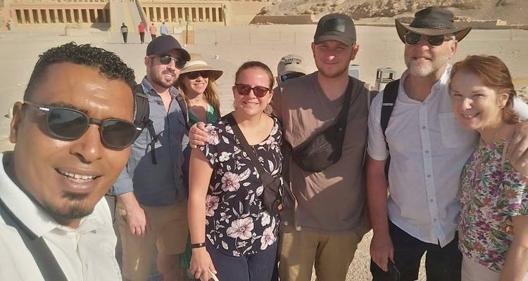 Selfie de groupe avec un temple égyptien antique en arrière-plan.