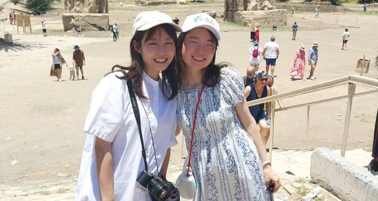 Deux personnes souriantes posant en extérieur sur un site archéologique.