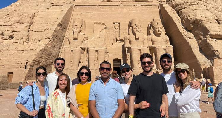 Groupe souriant devant Abou Simbel avec de grandes statues.