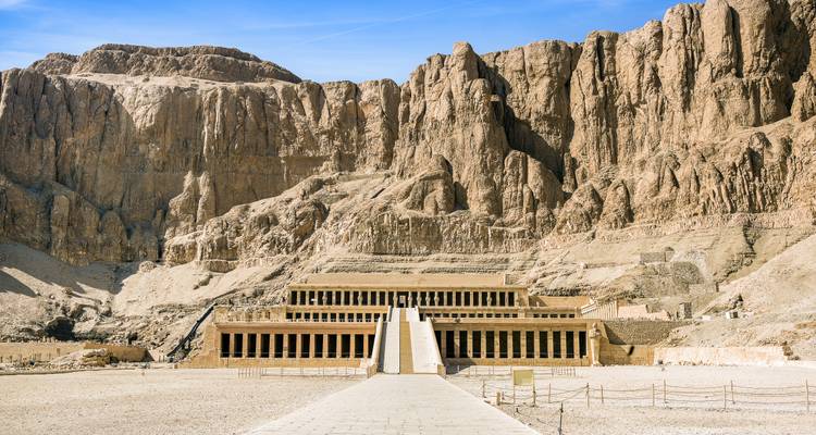 Hatschepsut-Tempel eingebettet in die Felsen.