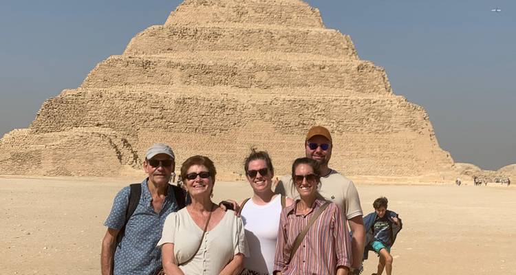 Gruppenfoto vor der Sakkara-Pyramide.