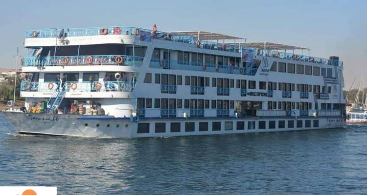 Ein Kreuzfahrtschiff auf einem Fluss.