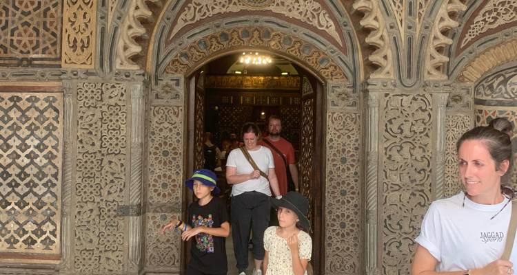 Menschen verlassen einen gemusterten Eingang.