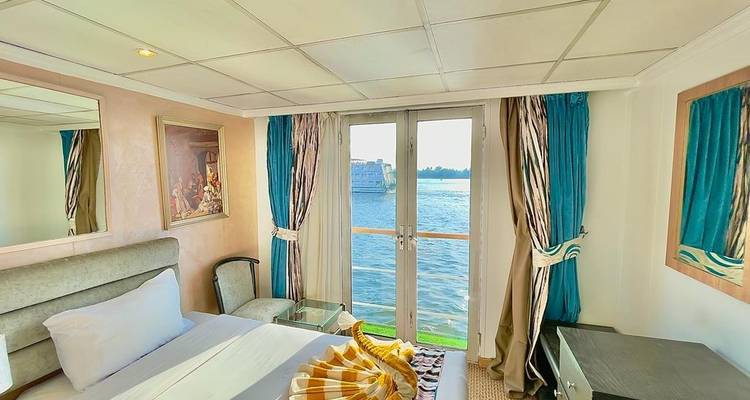 Habitación de hotel con vista panorámica al río a través de una ventana.