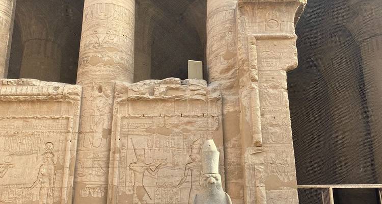 Tallados y estatua del antiguo Egipto en un templo.