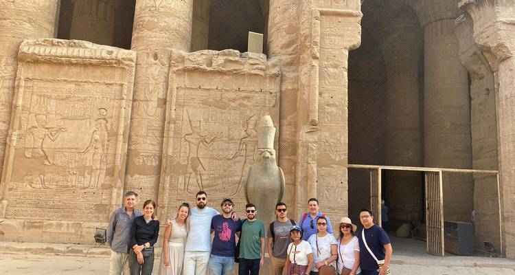 Grupo frente al templo egipcio con estatua y grabados.