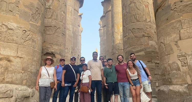 Turistas entre columnas antiguas masivas con tallados.