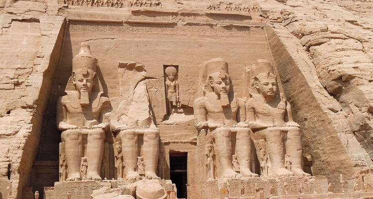 Close-up van de vier zittende farao-standbeelden die in de rots bij Abu Simbel zijn uitgehouwen.