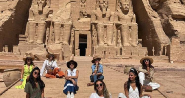 Iets wazig groepje vrouwen zittend op de oprit naar de Abu Simbel beelden.