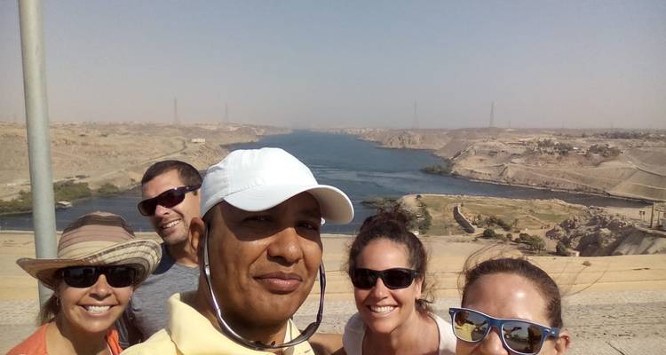 Groepselfie met uitzicht op de Nijl en woestijnlandschap bij de Aswan-stuwdam.