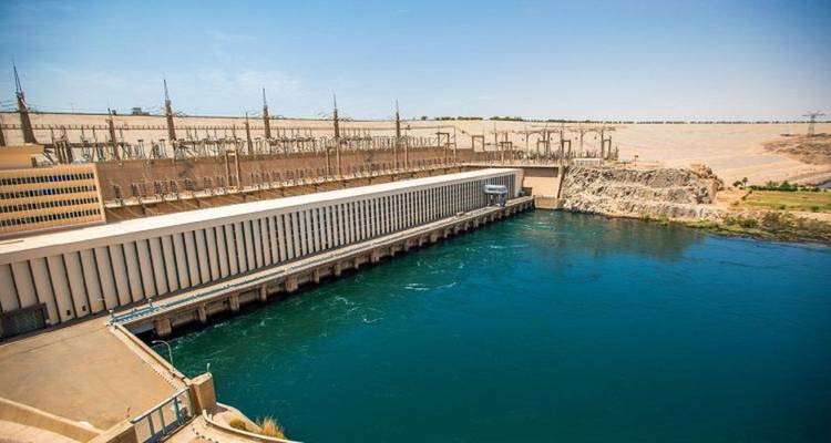 Breedbeeld van de Aswan Hoogdam met diepblauwe waterreservoir.