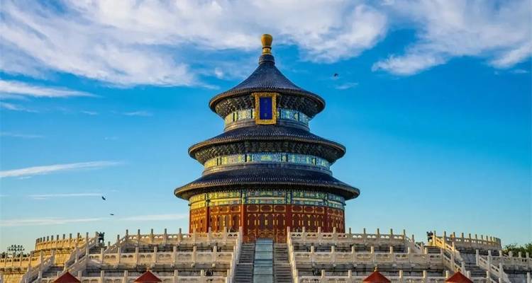 De Tempel van de Hemel tegen een blauwe hemel.