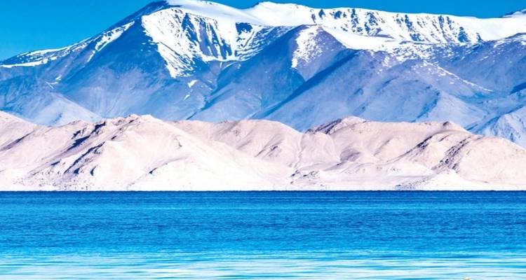 Schilderachtige bergen weerspiegeld in een meer.