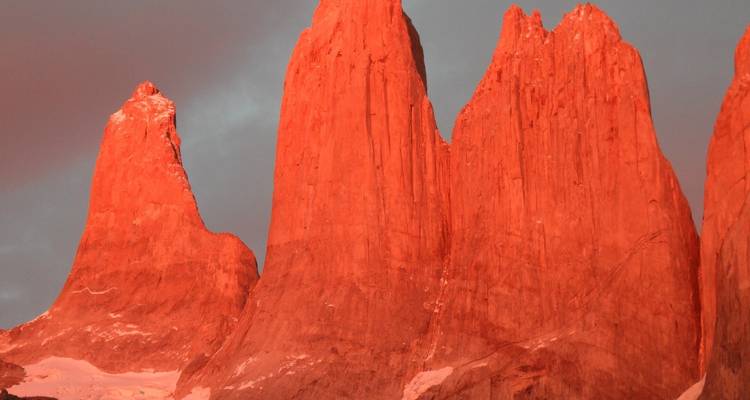 Dramatische rote Türme bei Sonnenuntergang.
