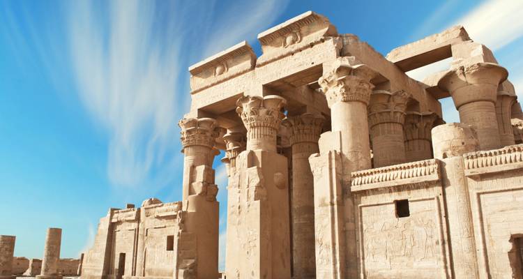 Ruinen eines altägyptischen Tempels mit hohen Säulen und Reliefs.