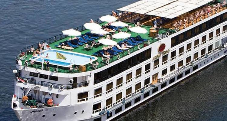 Kreuzfahrtschiff mit Sonnendeck und Schwimmbad, das auf einem Fluss fährt.