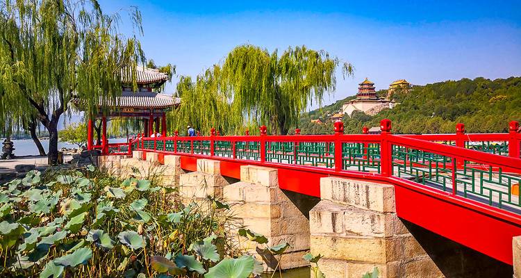 Architecture traditionnelle chinoise avec un pont rouge et un pavillon.