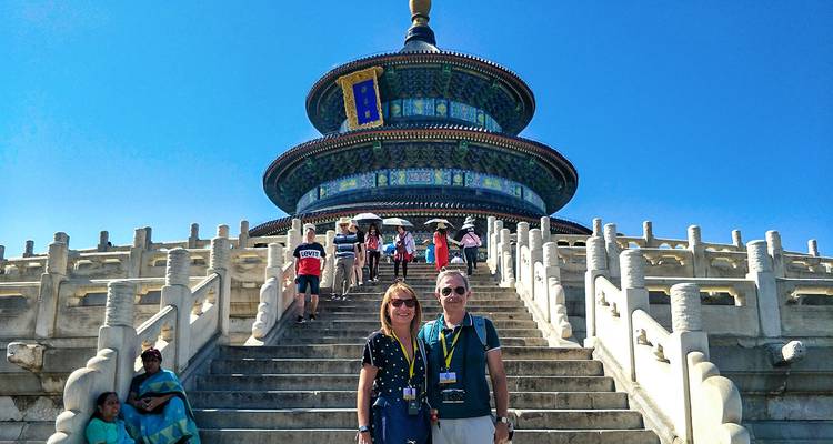 Deux touristes debout devant le Temple du Ciel.