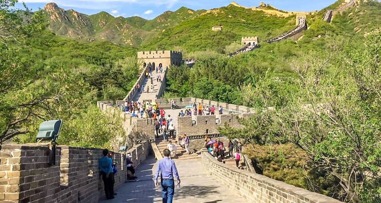 Des touristes se promenant le long de la Grande Muraille de Chine.