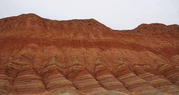 Formations rocheuses colorées aux textures stratifiées.