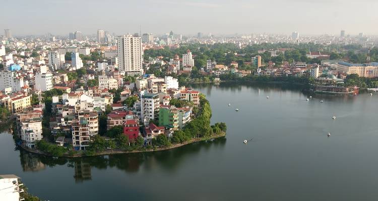 Luftaufnahme einer Stadtlandschaft mit einem See und hohen Gebäuden.