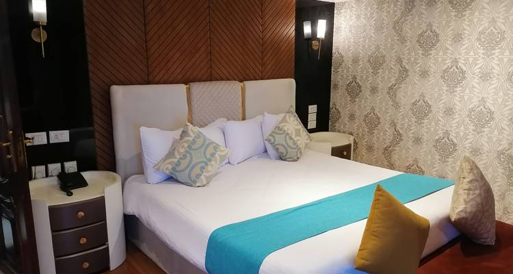 Luxushotelzimmer mit Kingsize-Bett und stilvoller Beleuchtung.