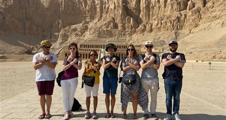 Gruppe posiert vor dem Tempel der Hatschepsut.