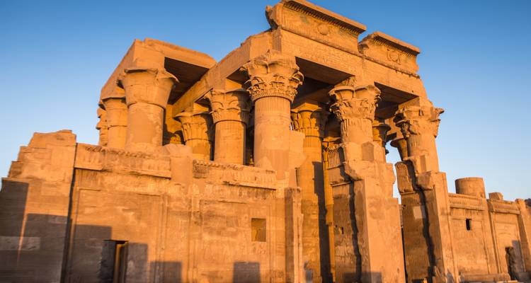 "Kom Ombo Tempel verlicht door de warme gloed van de zonsondergang."