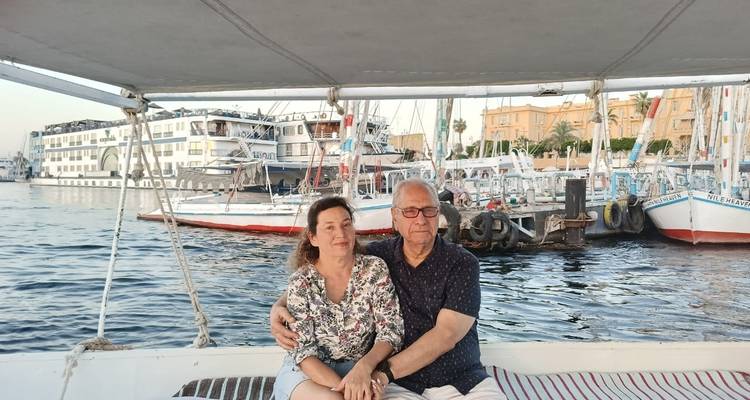 Stel zittend op een boot met uitzicht op de haven.